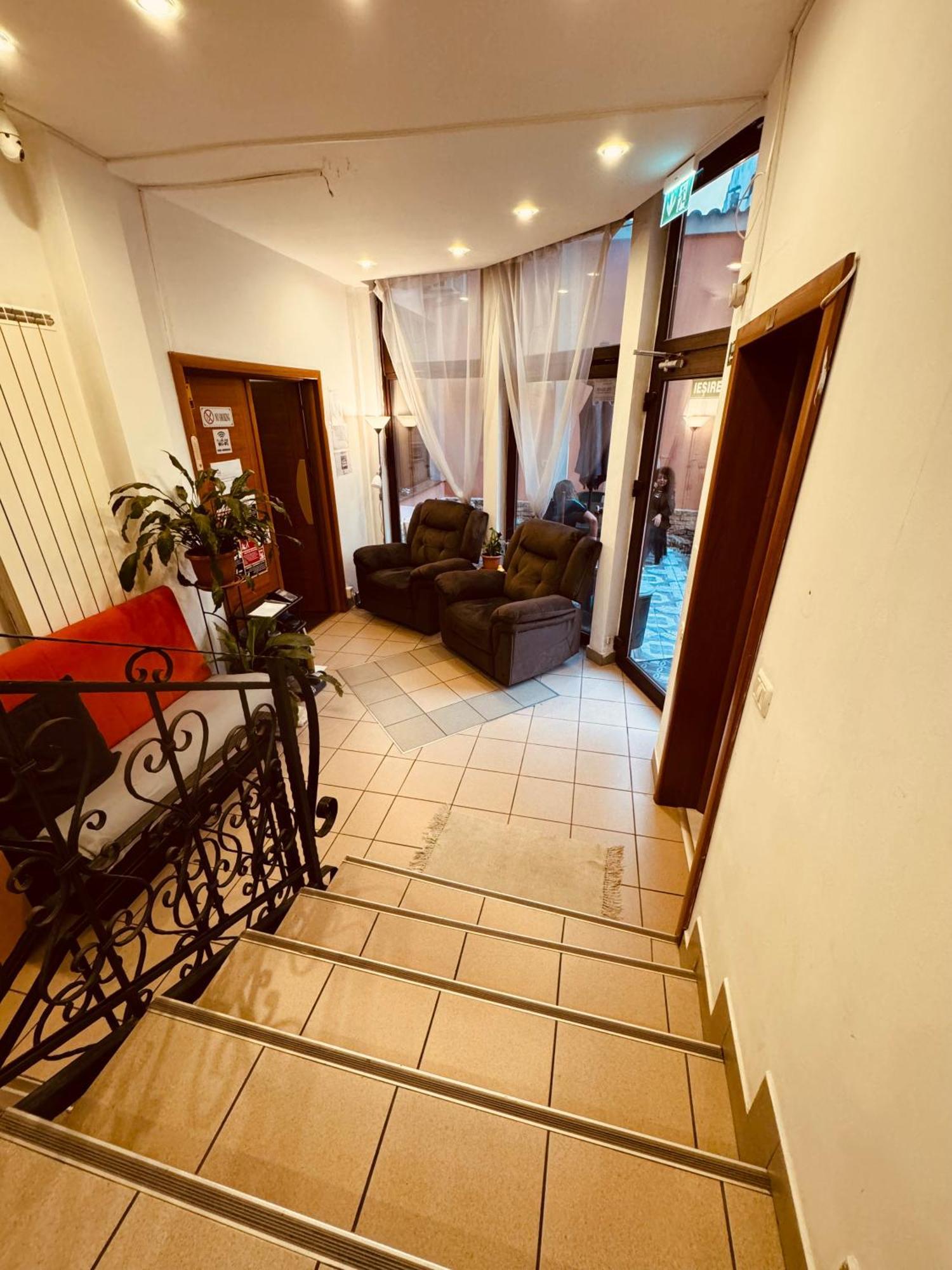 Central Hostel Partener Орадя Экстерьер фото