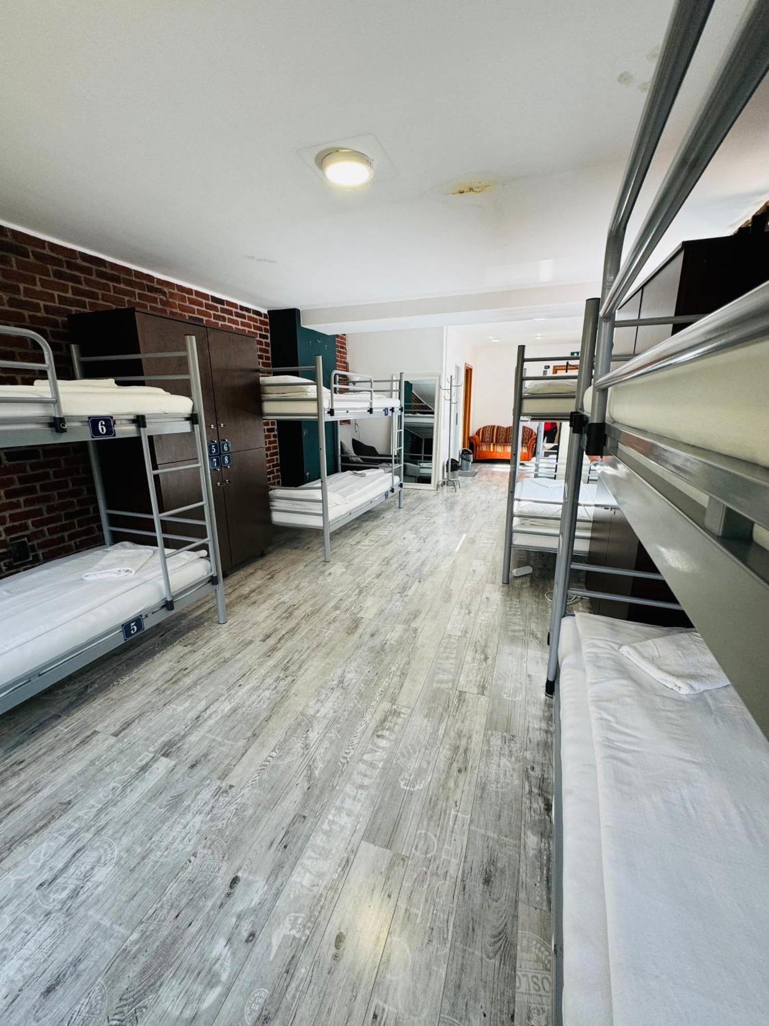 Central Hostel Partener Орадя Экстерьер фото