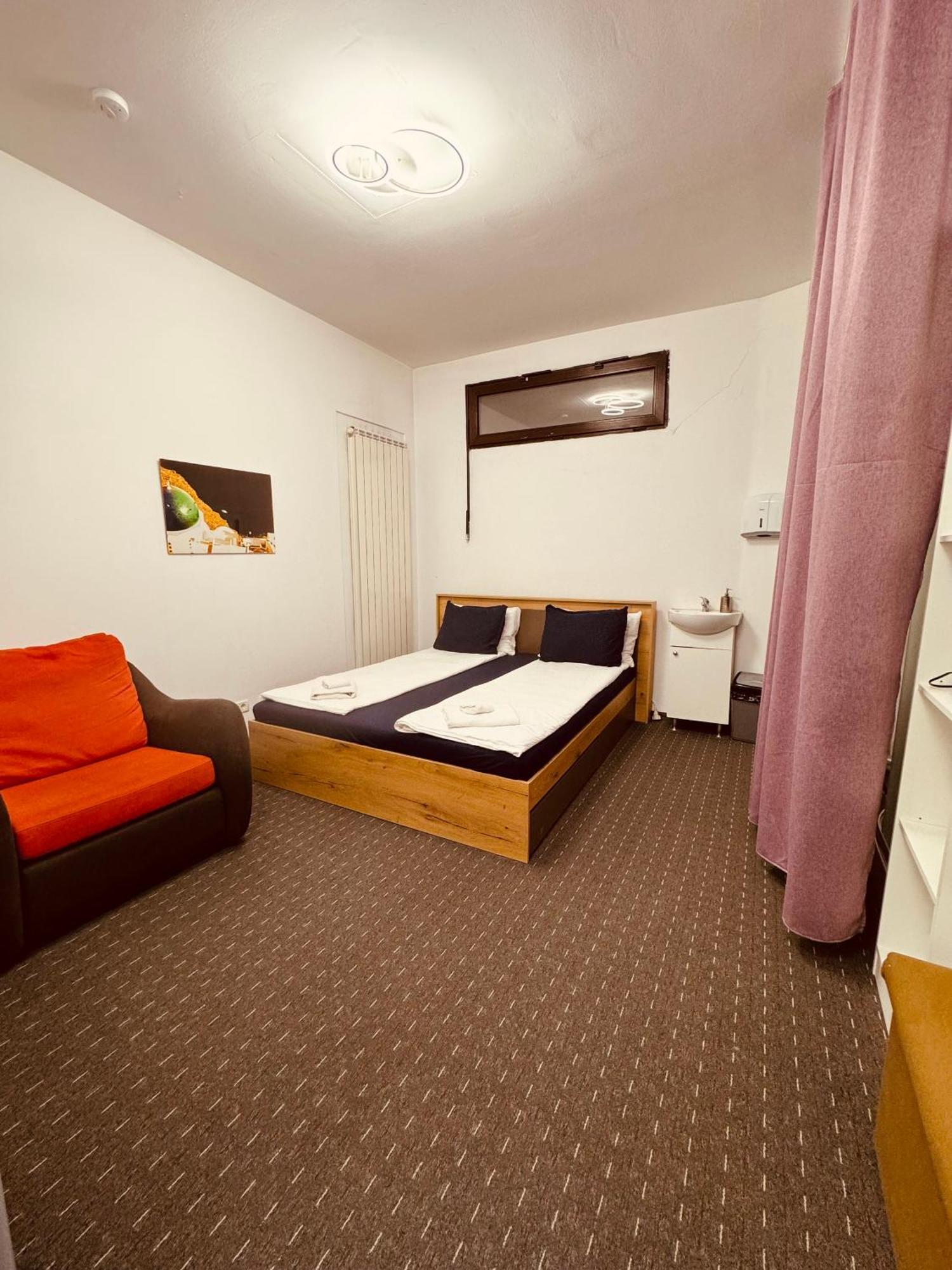 Central Hostel Partener Орадя Экстерьер фото
