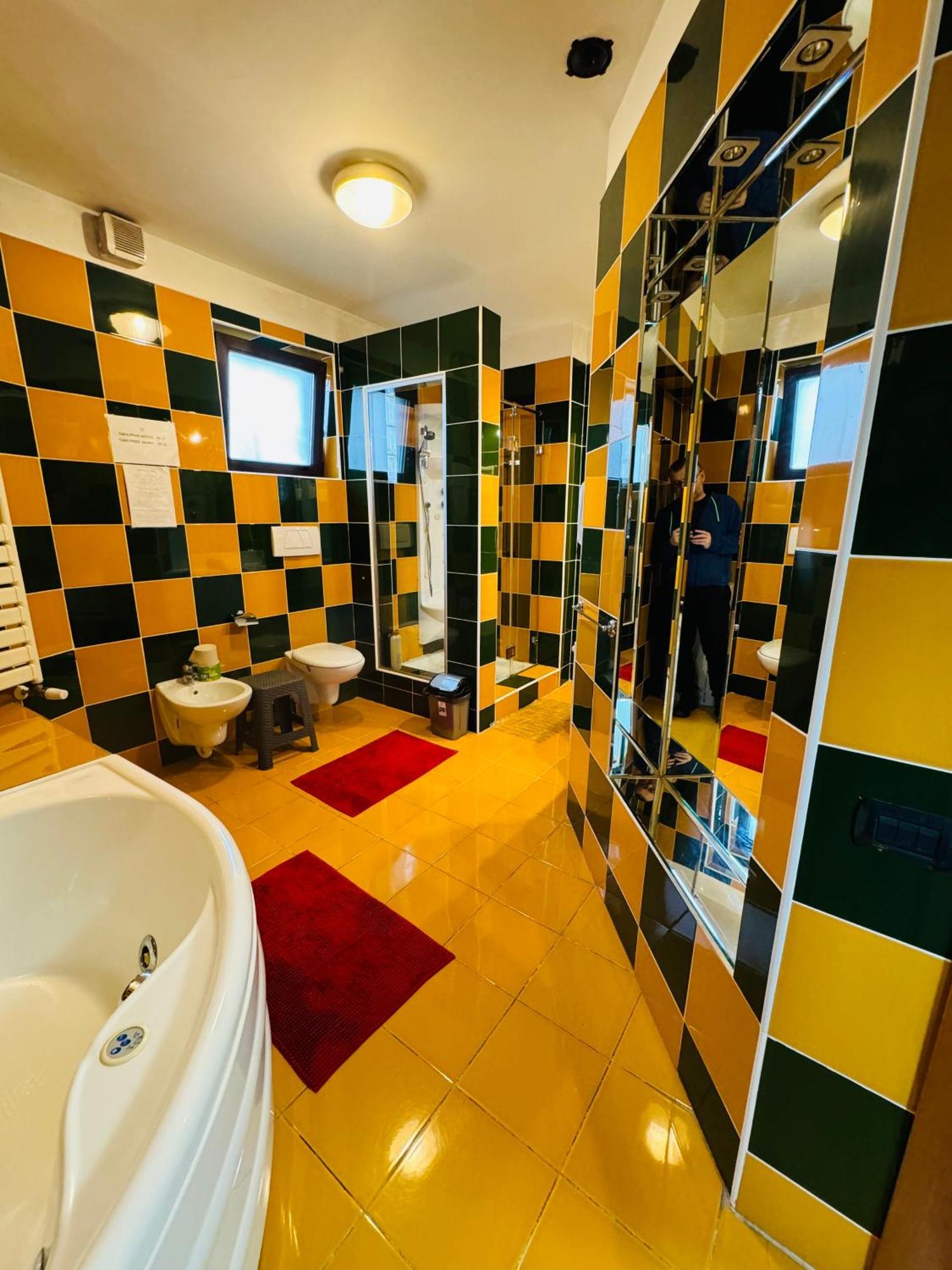 Central Hostel Partener Орадя Экстерьер фото
