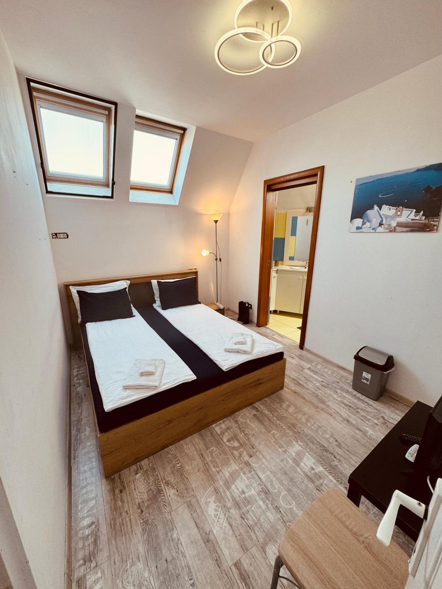 Central Hostel Partener Орадя Экстерьер фото
