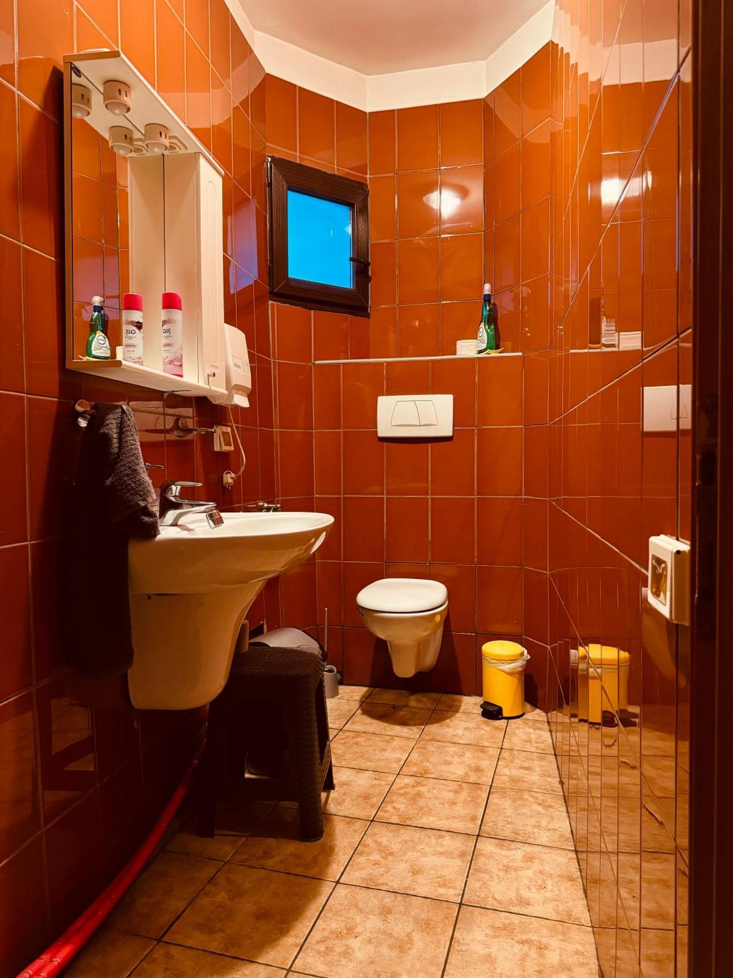 Central Hostel Partener Орадя Экстерьер фото