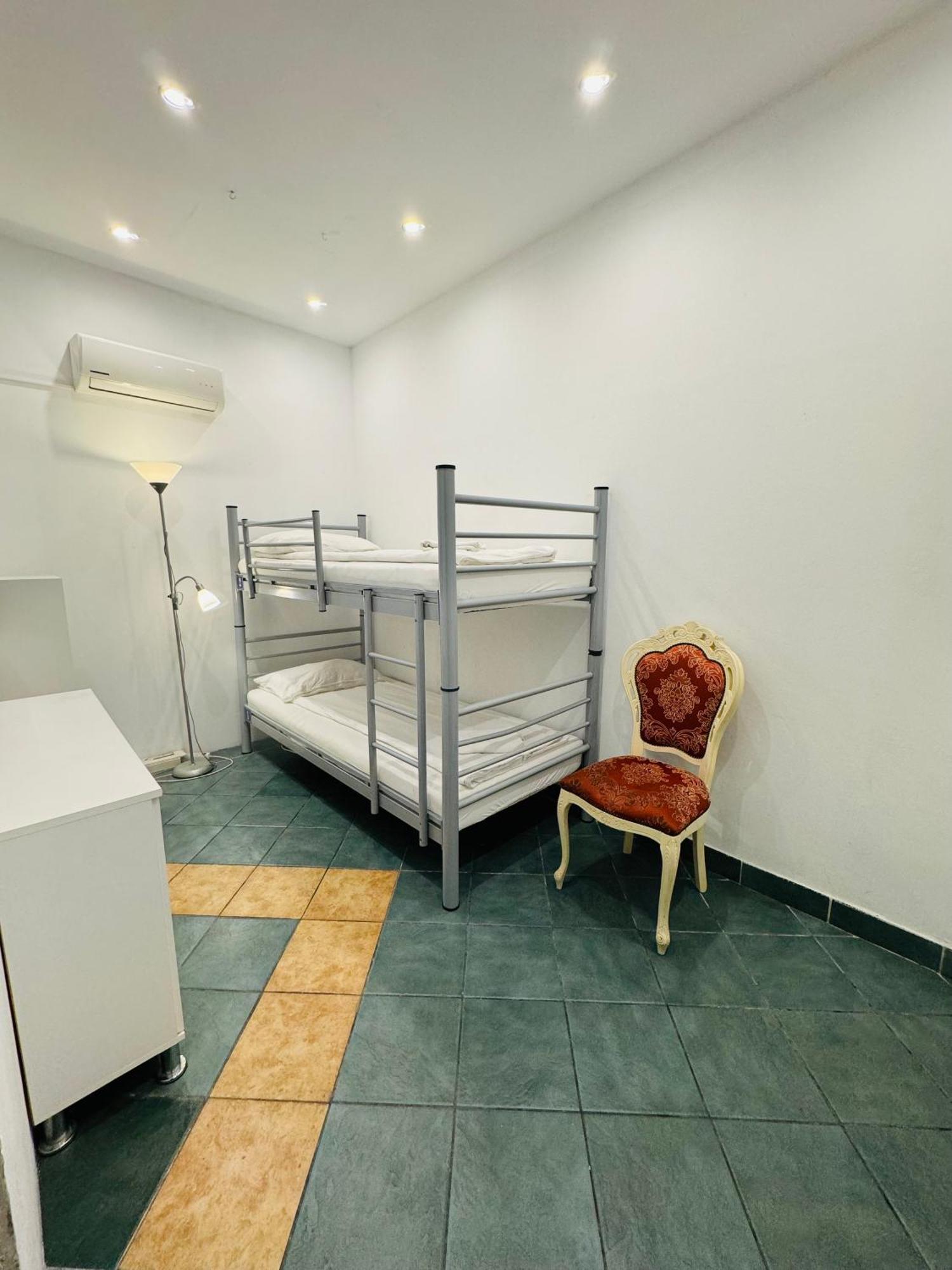 Central Hostel Partener Орадя Экстерьер фото