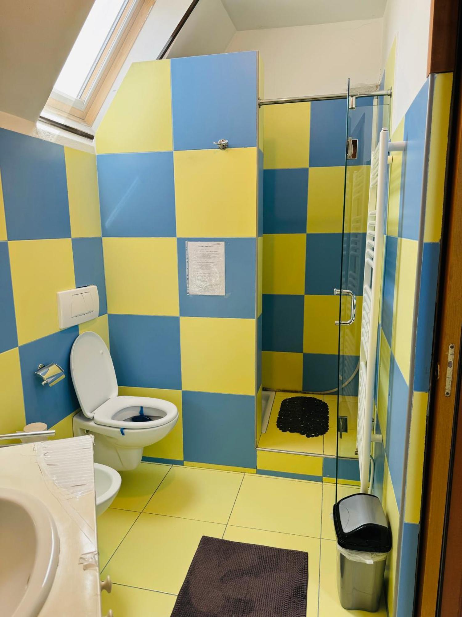 Central Hostel Partener Орадя Экстерьер фото