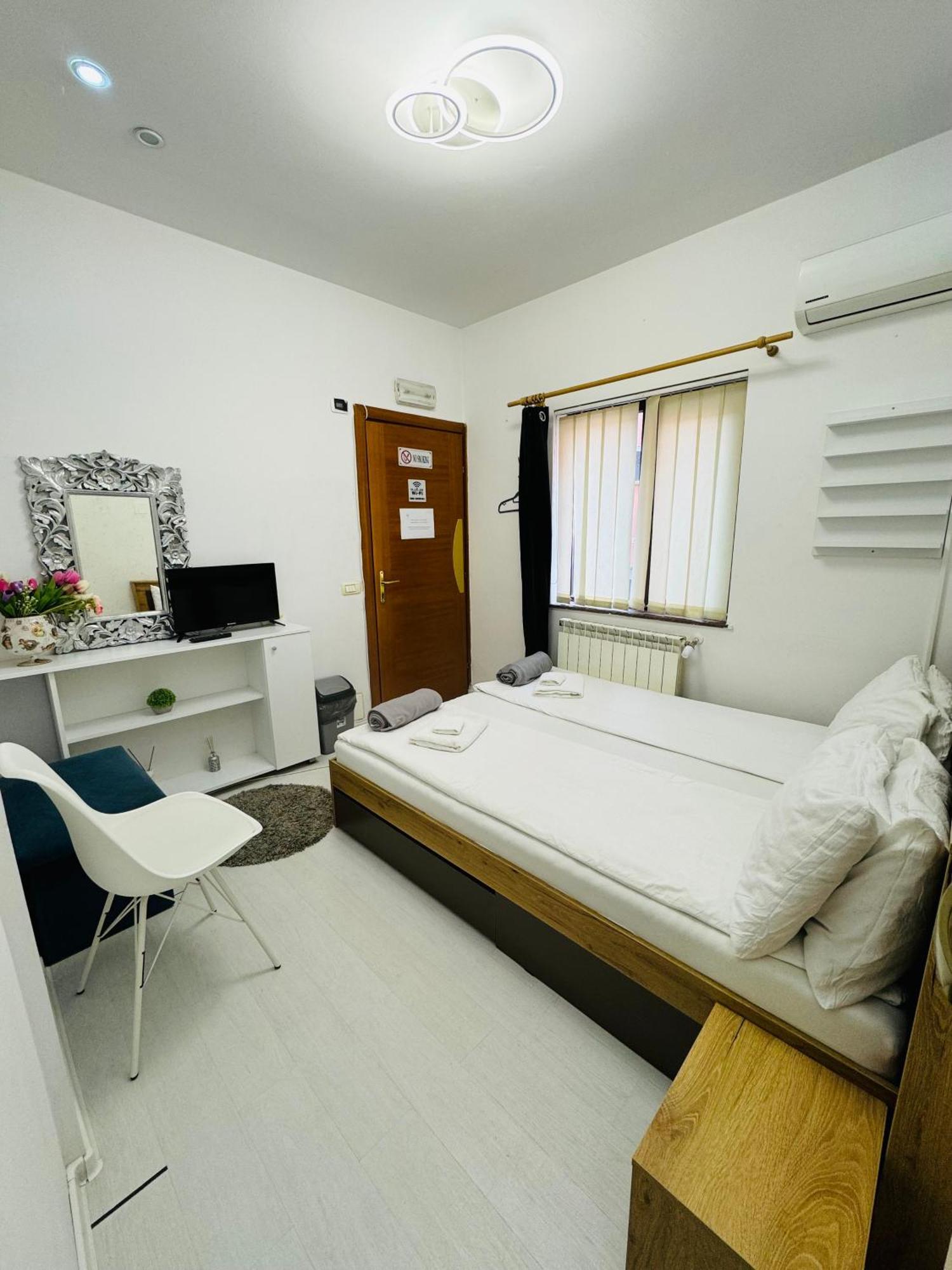 Central Hostel Partener Орадя Экстерьер фото