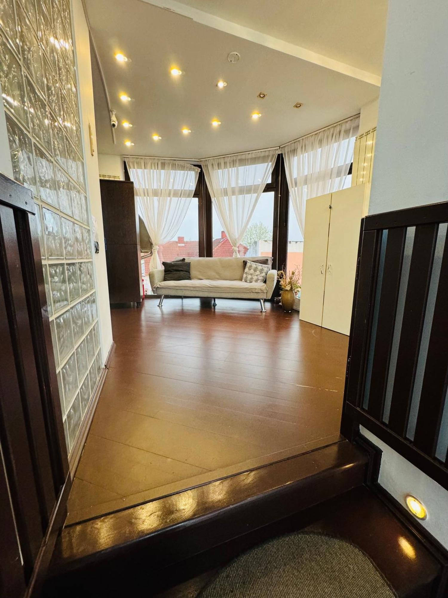 Central Hostel Partener Орадя Экстерьер фото